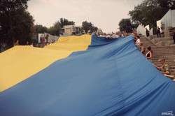 В Одессе на Потемкинской лестнице развернули самый большой флаг Украины (ФОТО)