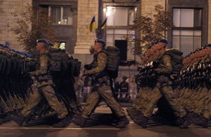 Армия марширует по вечернему Крещатику (ФОТО)