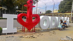 Ремонт Старосенной площади в Одессе продолжается установкой туристического логотипа (ФОТО)