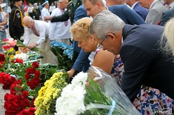 Одесские политики и военнослужащие возложили цветы к памятнику Шевченко (ФОТО)