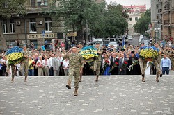 Одесские политики и военнослужащие возложили цветы к памятнику Шевченко (ФОТО)
