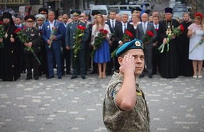 Одесские политики и военнослужащие возложили цветы к памятнику Шевченко (ФОТО)