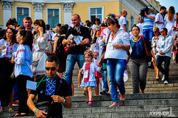На Потемкинской лестнице выстроилась гигантская цепь людей в вышиванках (ФОТО)