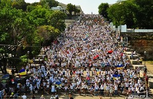 На Потемкинской лестнице выстроилась гигантская цепь людей в вышиванках (ФОТО)