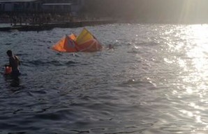 Одеские морские пограничники оказали помощь кайтсерферу