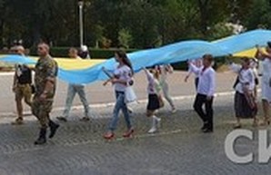 В День Независисмости в Измаиле пронесли стометровый флаг Украины