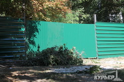 В Одессе оградили небольшой сквер на Черемушках под застройку (ФОТО)