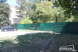 В Одессе оградили небольшой сквер на Черемушках под застройку (ФОТО)