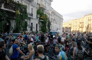 Одесситы на "Критической массе" попали в ДТП и требовали велодорожки (ФОТО)