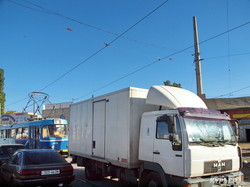 Автохамы заблокировали движение трамваев около одесского "Привоза" (ФОТО)
