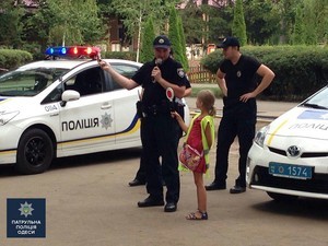 Школьные линейки в Одессе охраняет полиция