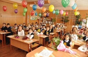 Вместо обещанного комплекта на партах – два учебника