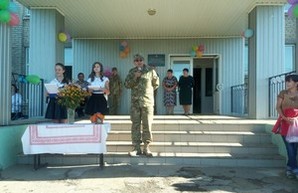 Одесские военнослужащие поздравили школьников в зоне АТО