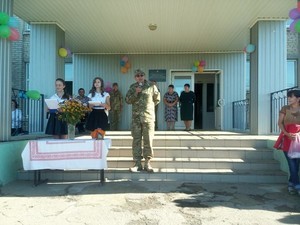 Одесские военнослужащие поздравили школьников в зоне АТО