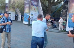 Стычка на Думской в День Города: чиновник одесской мэрии напал на журналиста