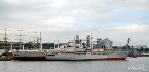 В Одессе горело вспомогательное судно ВМС Украины "Донбасс"