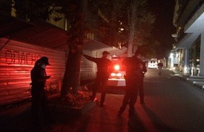 В Одессе вооруженные люди захватили гостиницу и открыли огонь: два десятка нападавших задержаны (ФОТО)