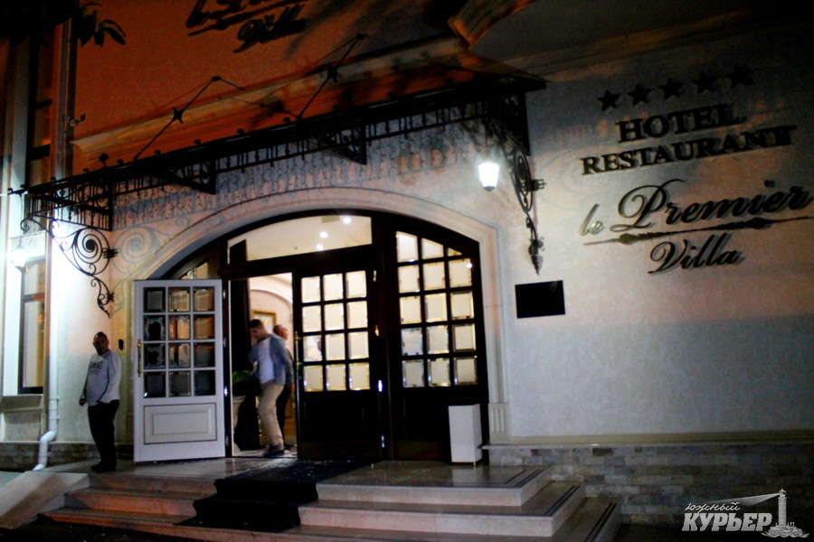 В Одессе вооруженные люди захватили гостиницу и открыли огонь: два десятка нападавших задержаны 