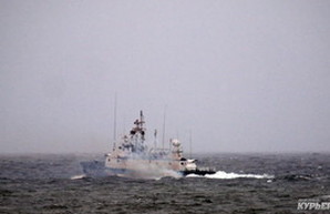 Российские военные корабли навели орудия на украинских пограничников
