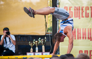 Перед зданием одесской мэрии прошел фестиваль по Street Workout (ФОТО)