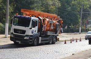 В Одессе чистят ливневку на Французском бульваре