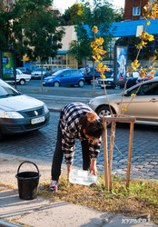 На Французском бульваре одесситы полили деревья (ФОТО)