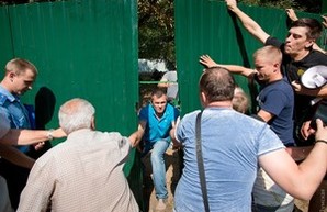 В Одессе жители улицы Филатова подрались с охранниками нахалстроя (ВИДЕО)