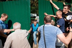 В Одессе жители улицы Филатова подрались с охранниками нахалстроя (ВИДЕО)