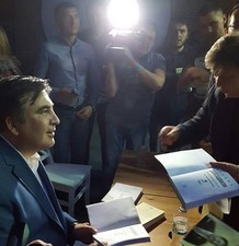 Во Львове Саакашвили презентовал свою книгу (ФОТО)