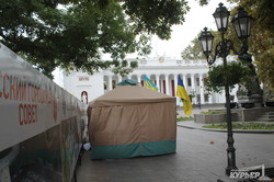 Думская сегодня: клумба, палатка и люди в форме 