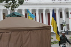 Думская сегодня: клумба, палатка и люди в форме 