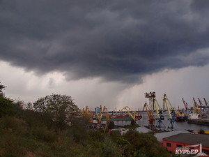 На завтра в Одессе обещают шторм и ливень
