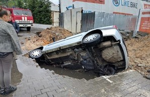 В одесской Аркадии автомобиль провалился под землю (ФОТО)