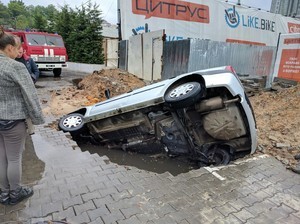 В одесской Аркадии автомобиль провалился под землю (ФОТО)