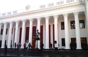 В Одессе на Думской площади начинаются массовые протесты (ФОТО)