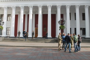 Радикалы угрожали поджечь здание одесского горсовета: чиновники мэрии эвакуированы (ФОТО)