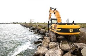 В Одессе начали ремонтировать дамбу Хаджибейского лимана