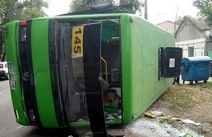 В Одессе на ходу перевернулась маршрутка с людьми. Есть пострадавшие