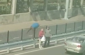 На самой опасной одесской улице пешеходы лезут через разделитель-отбойник