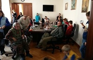 Кабинет председателя Одесского облсовета захватил общественный активист с переселенцами