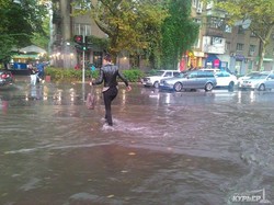 После короткого дождя улицы Одессы затопило