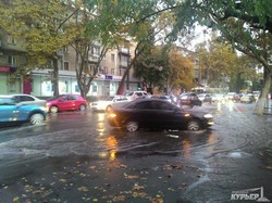 После короткого дождя улицы Одессы затопило