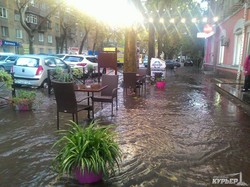После короткого дождя улицы Одессы затопило (ФОТО, ВИДЕО)