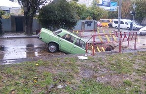 В Одессе автомобиль провалился в яму (ФОТО)