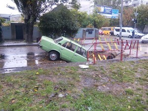В Одессе автомобиль провалился в яму (ФОТО)