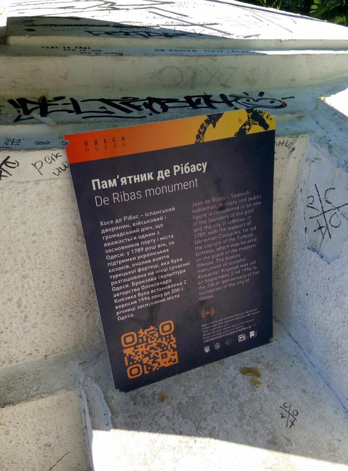 Неизвестные сломали табличку с QR-кодом у памятника де Рибасу