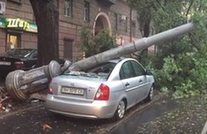 Деревопад в Одессе: раздавленные автомобили, упавшие столбы (ФОТО, ВИДЕО)