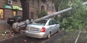 Деревопад в Одессе: раздавленные автомобили, упавшие столбы (ФОТО, ВИДЕО)