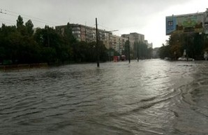 В результате продолжительного дождя в Одессе снова затопило улицы