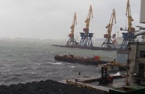 В одесском порту волны выше некоторых зданий (ФОТО, ВИДЕО)